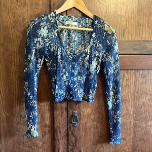 Free People Floral Blue Snap Button Top. Size: XS